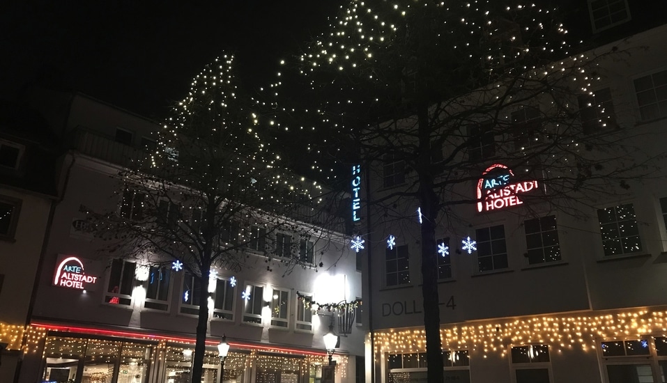 Außenansicht des Altstadthotels Arte Fulda mit Silvesterbeleuchtung